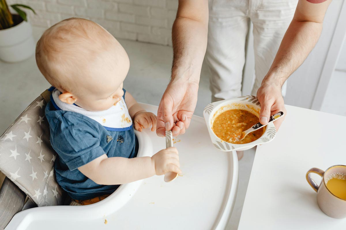 Baby wird gefüttert